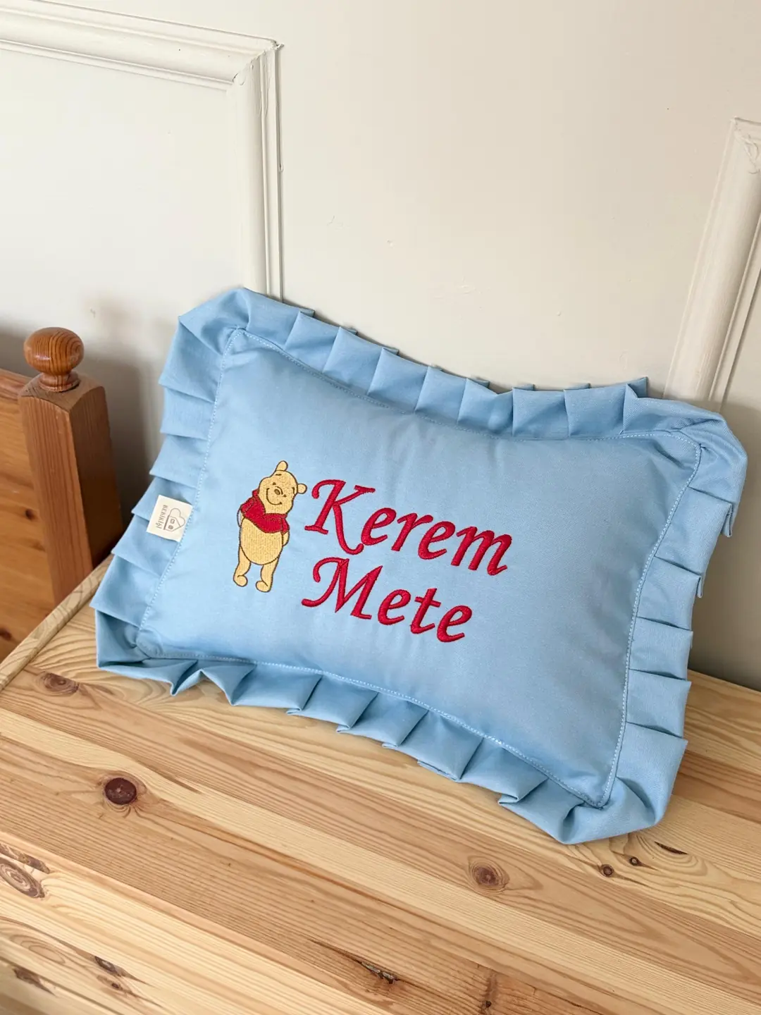 DEKORATİF DİKDÖRTGEN İSİMLİ YASTIK- KAREKTER  BEBE MAVİSİ KIRMIZI NAKIŞLI