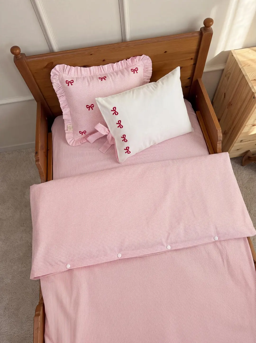 NEVRESİM TAKIMI 4'LÜ (TEK KİŞİLİK YATAKLAR İÇİN ) FİYONK  MODEL PEMBE EKOSE